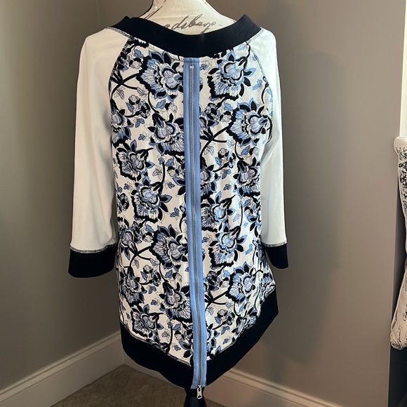 Chico’s Zenergy Floral Back Zipper Top - Picture 3 of 11